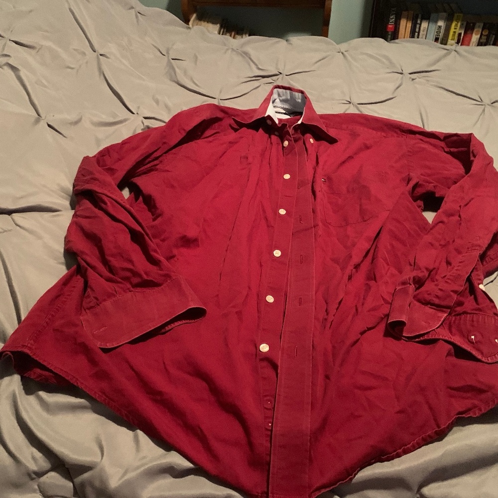 TOMMY HILFIGER MEN"S RED LS BUTTON UP. SIZE MEDIUM